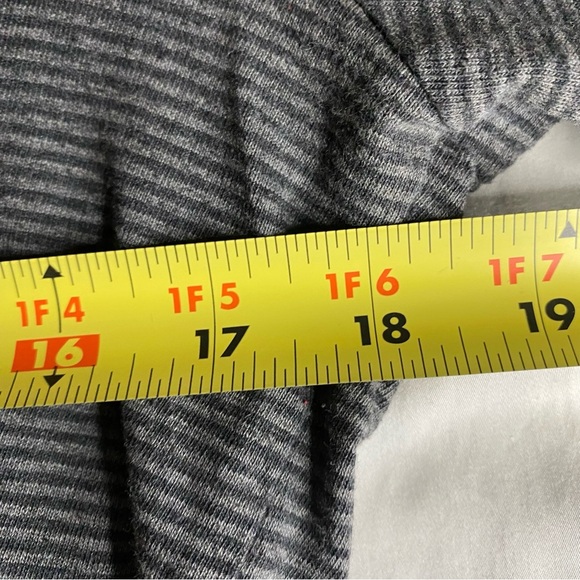 Oakley Grey Henley Mens Sz M Pullover Long Sleeve T-shirt Thumbhole Activewear - Picture 8 of 9